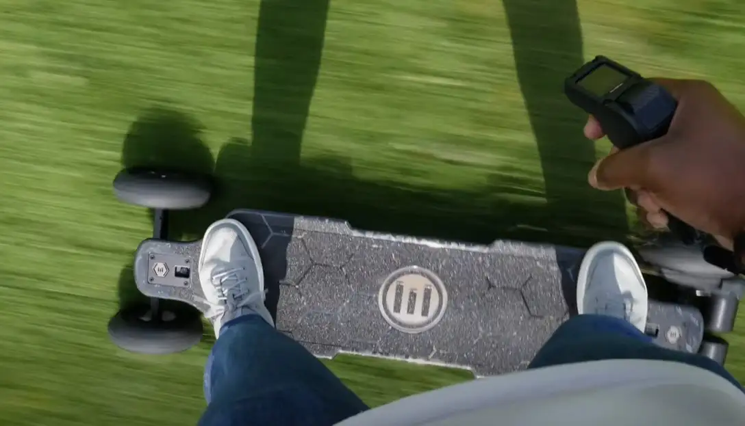 Photo du e-skate Diablo Carbon en plein ride vue de dessus