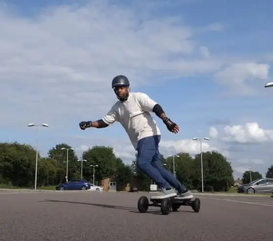 Photo d'un rider en train de carvé sur un Diablo Carbon