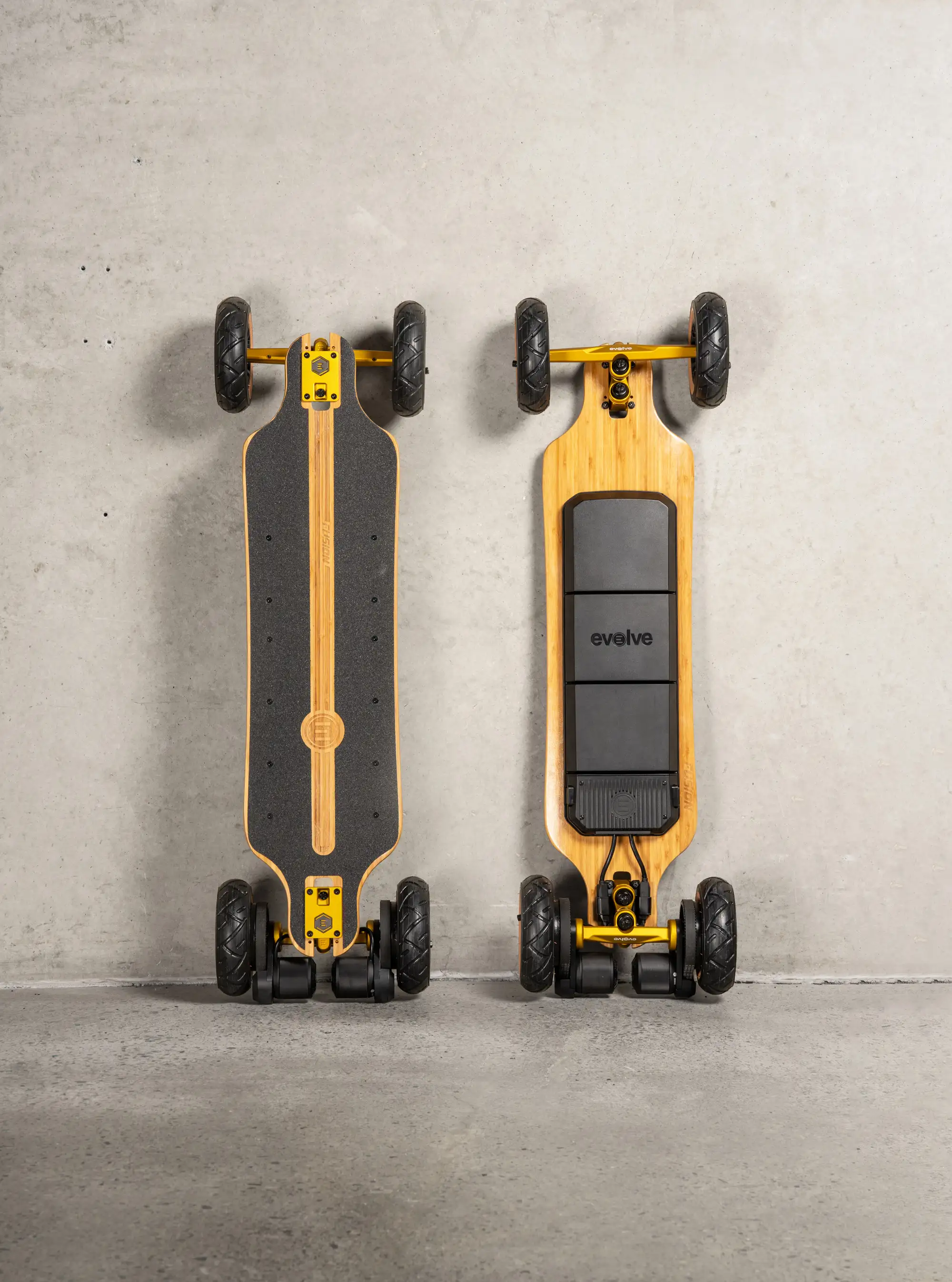 Photo de deux e-skates Fusion face avant et arrière