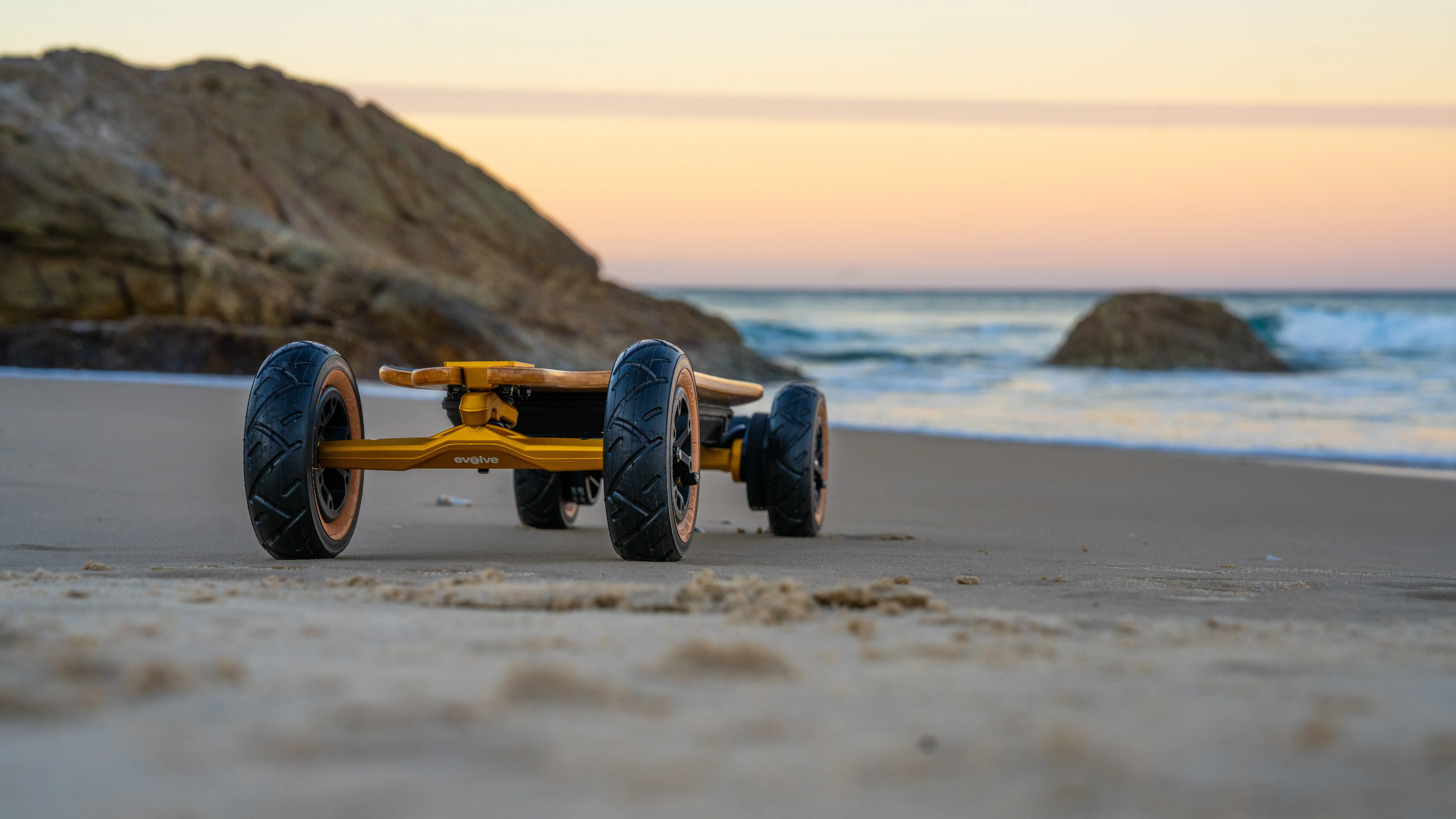 Photo du e-skate Fusion sur une plage