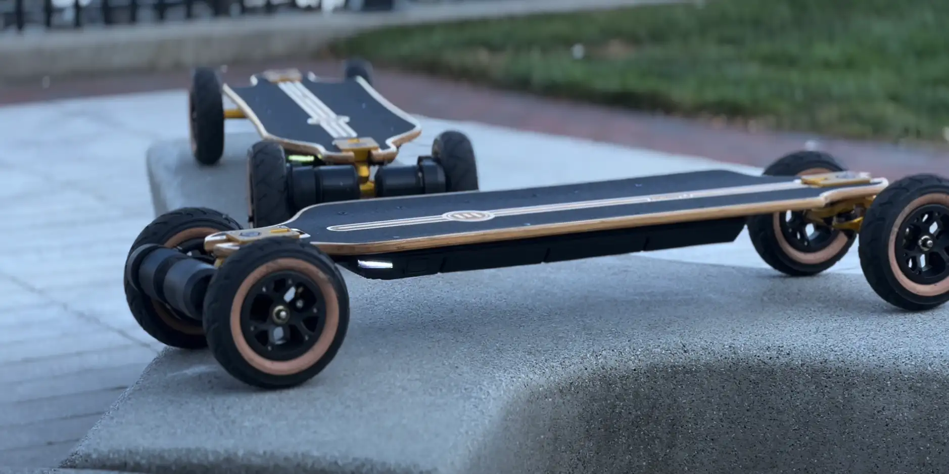 Deux skates électriques Fusion posés sur un bloc en bloc en béton