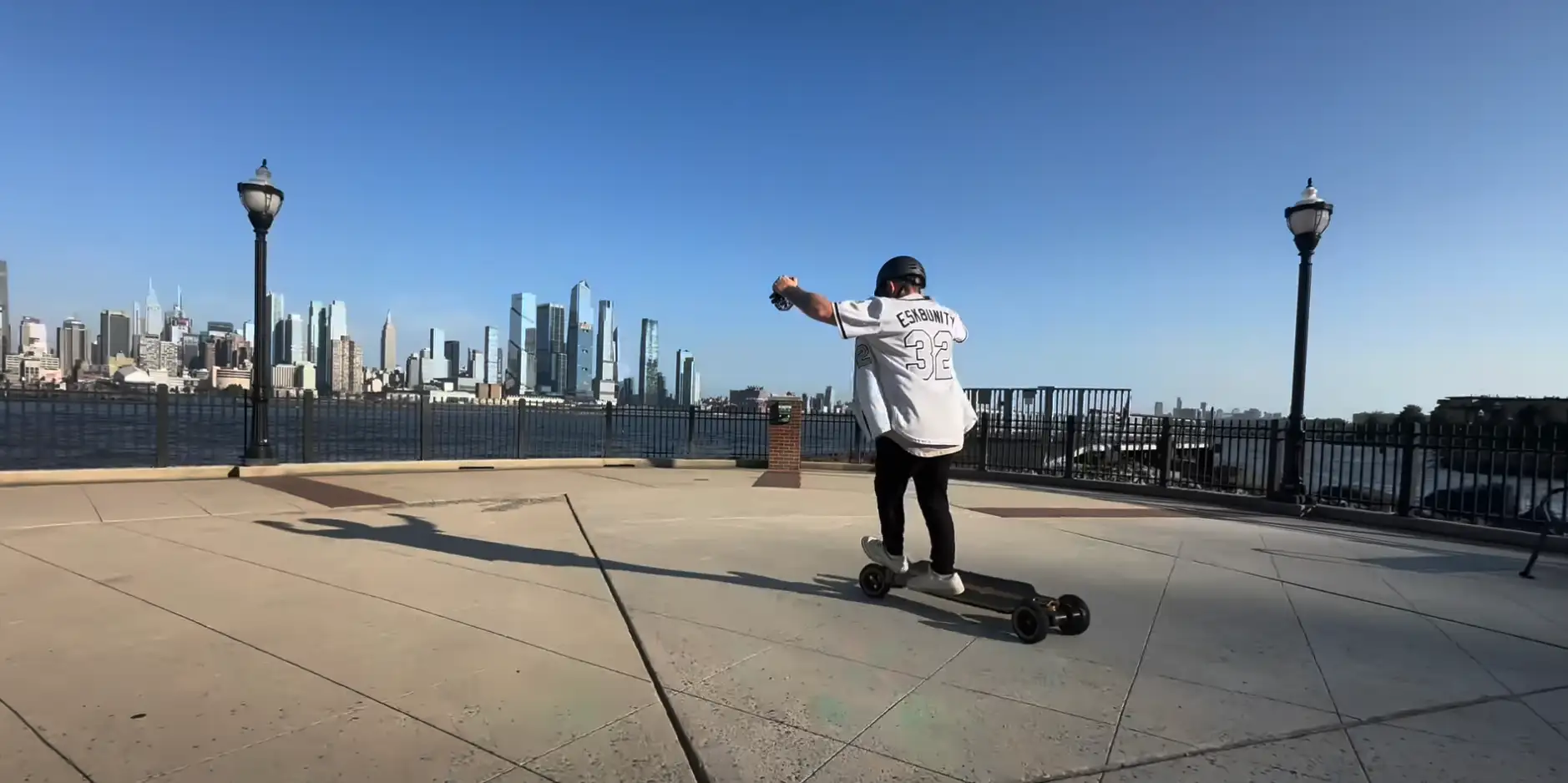 Photo du e-skate fusion en carving urbain avec rider