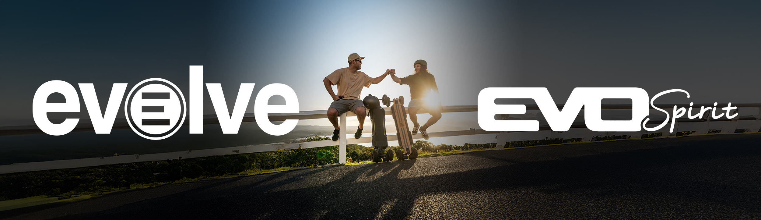 Photo de deux riders assis avec leurs boards électriques et les logos Evolve et Evo Spirit Photo de deux riders assis avec leurs boards électriques et les logos Evolve et Evo Spirit