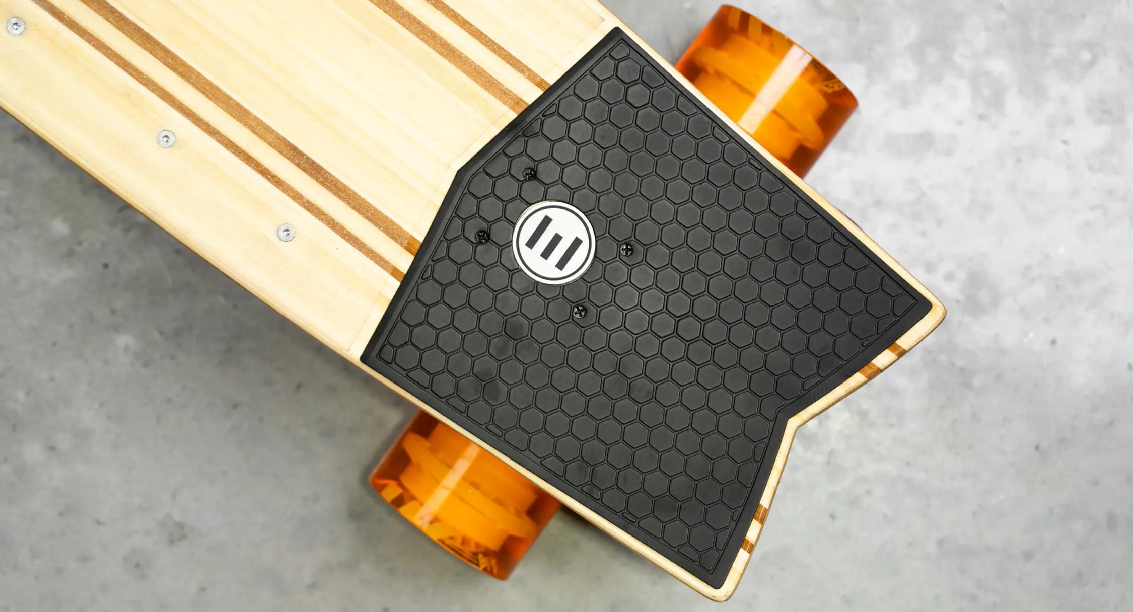 Deck rigide et léger en bambou et fibre de verre du Evolve Stoke X, offrant une flexibilité parfaite pour un contrôle optimal et une conduite fluide