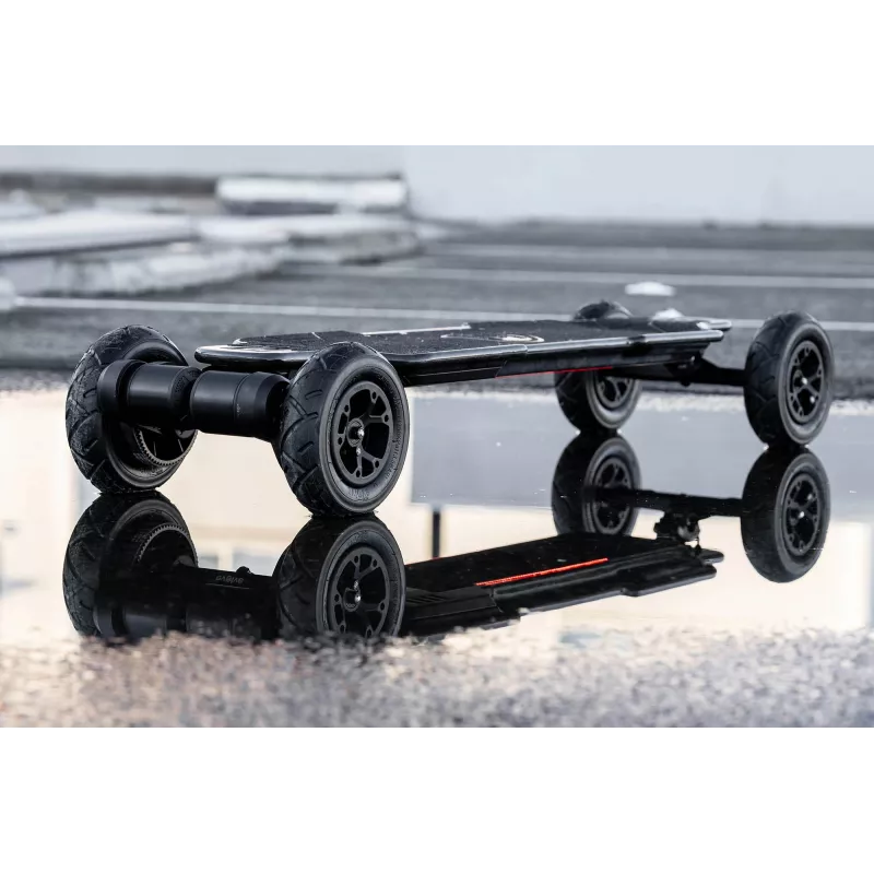 Skateboard électrique Evolve Diablo Carbon tout-terrain sur sol mouillé