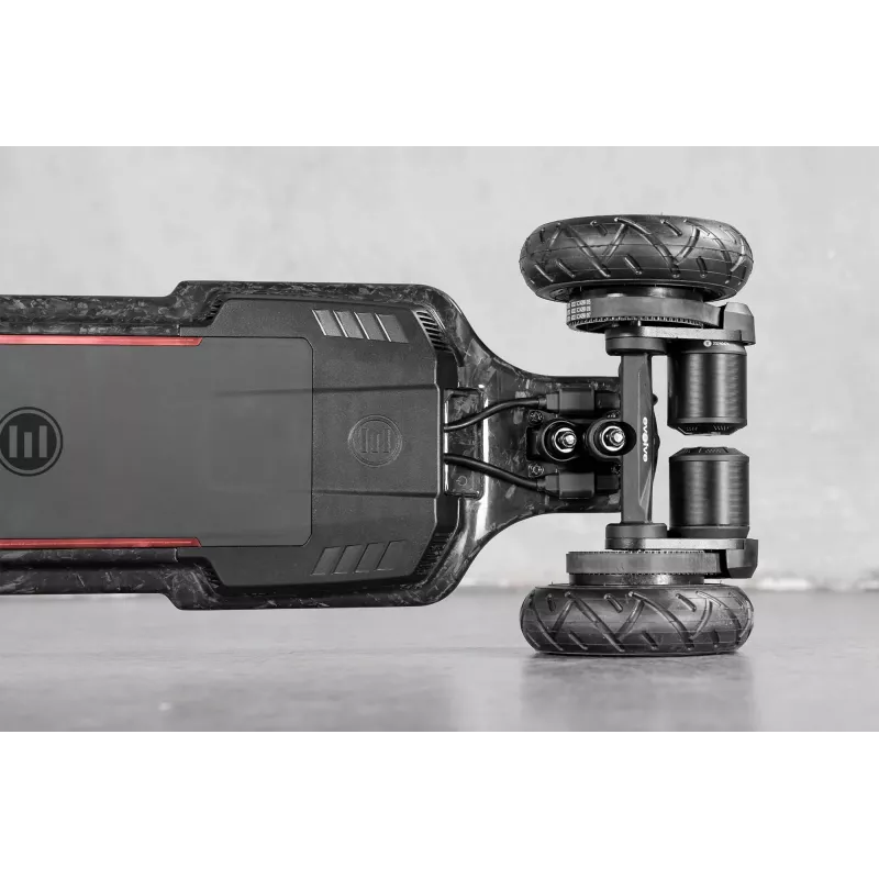 Trucks SuperCarve 2 et moteurs du Diablo Carbon tout-terrain