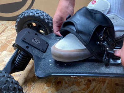 Guida all'Installazione delle Straps su uno Skateboard Elettrico Renegade